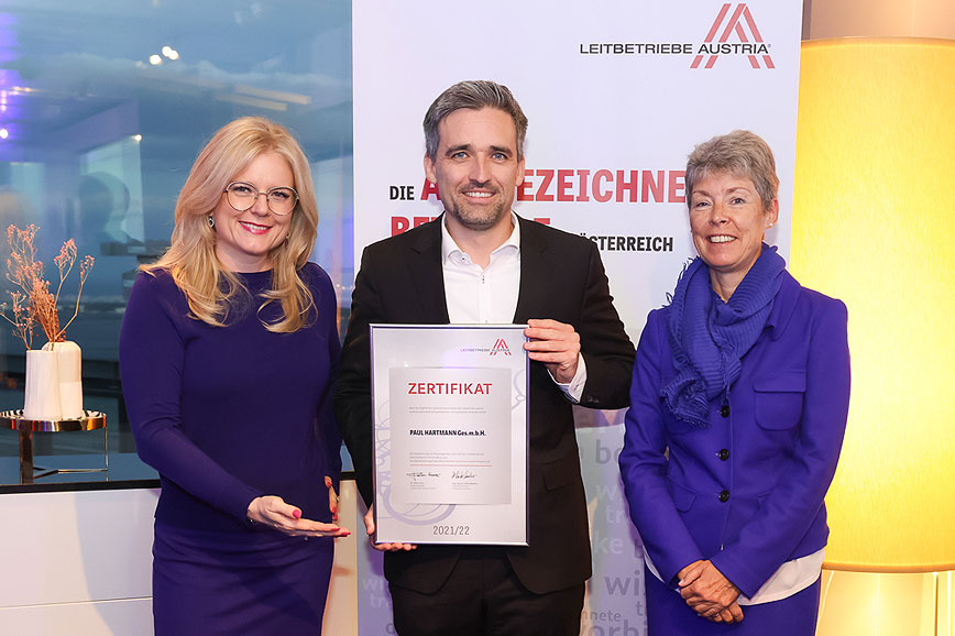 Michal Krejsa, Gabriela Hillinger erhalten das Leitbetriebe Austria Zertifikat von Mag. Monika Wintersbacher