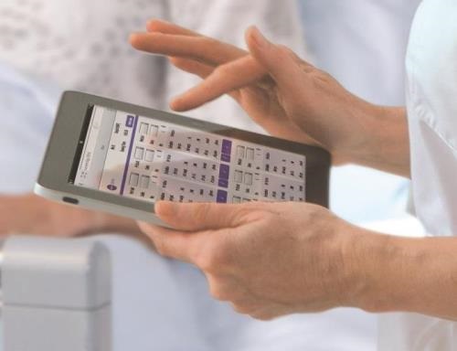 Healthcare Professional checking hand hygiene compliance with HARTMANN evolution app 