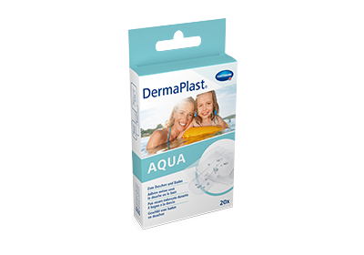 Confezione cerotti DermaPlast® Aqua con donna e ragazza sorridenti che nuotano in acqua sul materassino