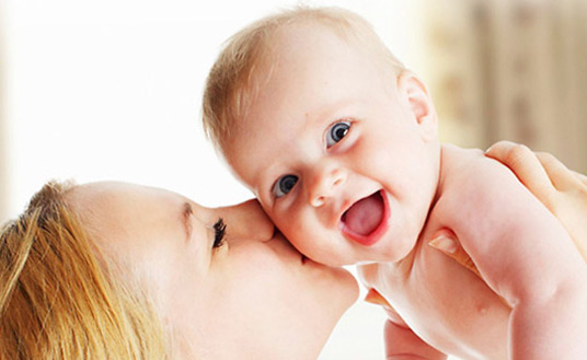 Nic nevyloudí na tváři batolete úsměv snáze, než když je v něžné náruči matky. Stejně něžné a ohleduplné jsou k pleti dětí kosmetické prostředky Bel Baby.