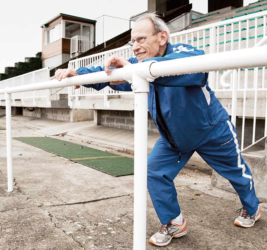 homme âgé pratiquant de l'exercise à l'extérieur