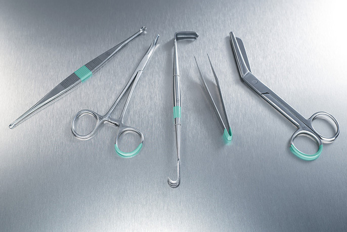 Ukázka ze širokého sortimentu jednorázových kovových chirurgických nástrojů Peha-instrument od značky HARTMANN s charakteristickým zeleným označením. To usnadňuje práci zdravotnického personálu.