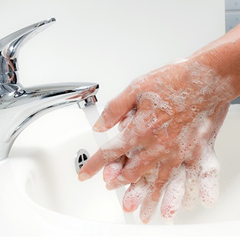 Handen wassen met water en zeep versus desinfectiemiddelen