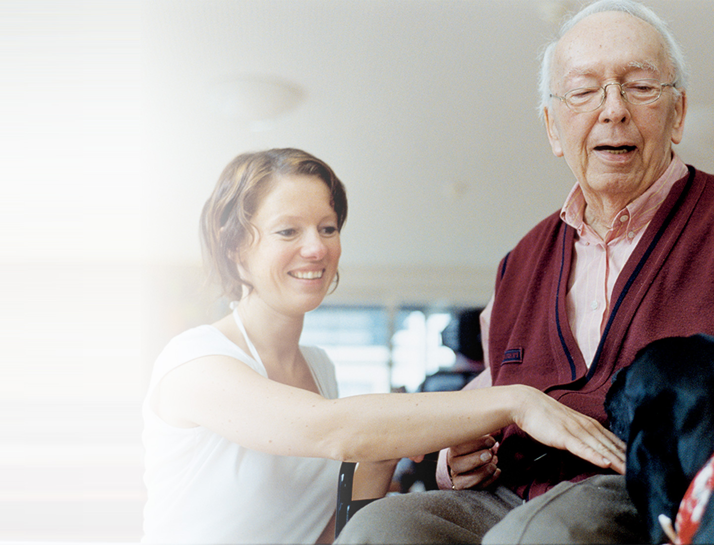 Žít i ve stáří stále v pohodlí domova, obklopeni svými blízkými a se svými domácími mazlíčky umožňují seniorům agentury domácí péče.