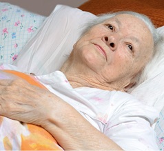 Seniorin im Bett Skintegrity