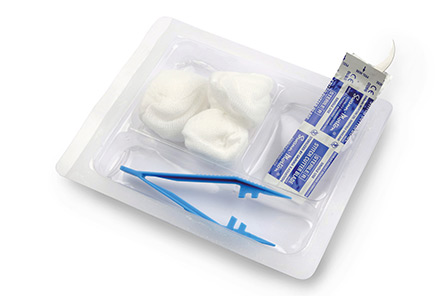 Sada složená z tamponů, pinzety a dalších potřebných doplňků, uzavřená sterilně v plastové vaničce, tvoří jeden z mnoha Medisetů od značky HARTMANN